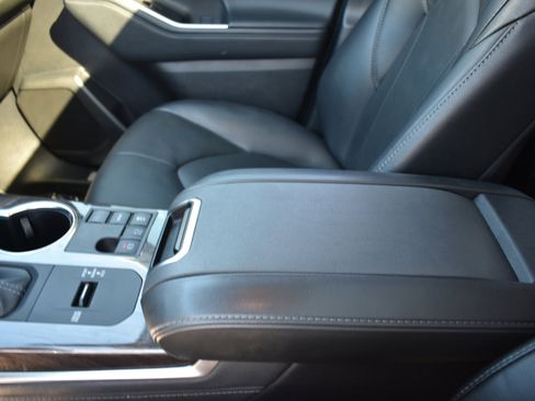 Used 2024 Toyota Highlander Limited image 23