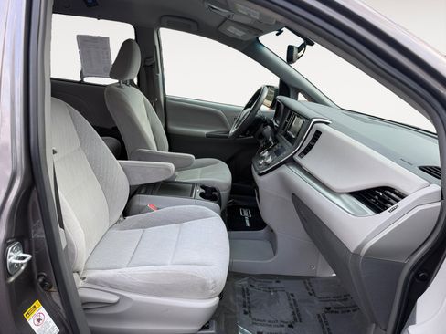 Used 2017 Toyota Sienna LE image 19
