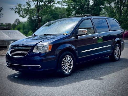 Used 2015 Chrysler Town & Country Touring-L w/ Driver Convenience Group FWD image 3
