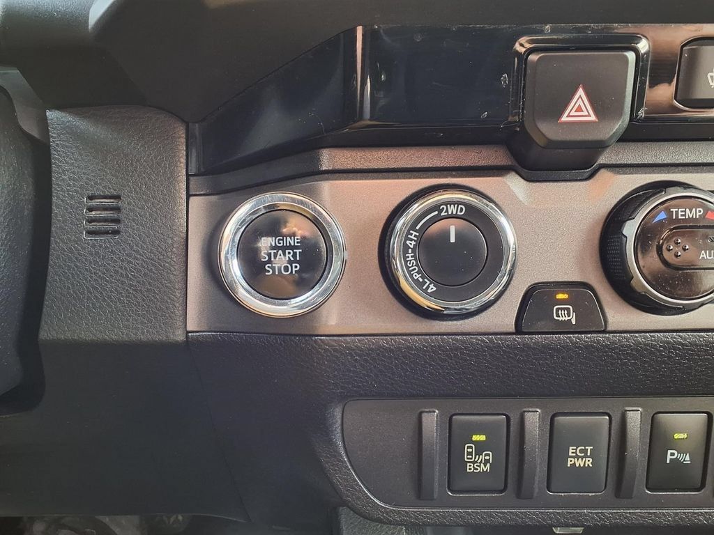 Used 2017 Toyota Tacoma TRD Off-Road AWD/4WD image 9