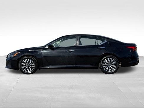 Used 2024 Nissan Altima 2.5 SV FWD image 2