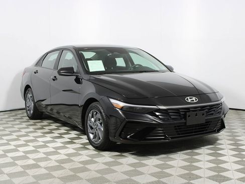 Used 2024 Hyundai Elantra Blue image 27