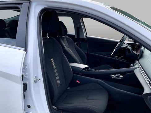Used 2025 Hyundai Elantra SEL w/ Cargo Package FWD image 9