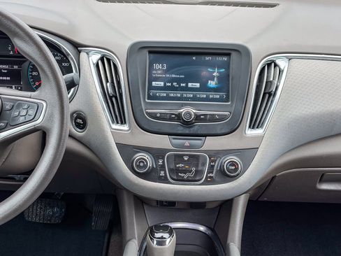 Used 2018 Chevrolet Malibu LT image 12