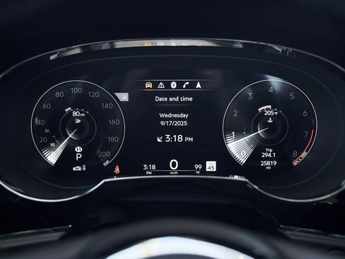 Used 2022 Bentley Bentayga image 45