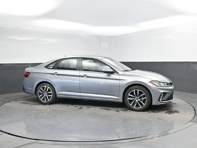 Used 2025 Volkswagen Jetta SE FWD image 3