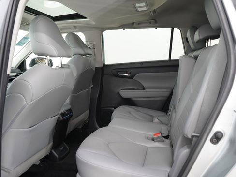 Used 2021 Toyota Highlander XLE FWD image 21