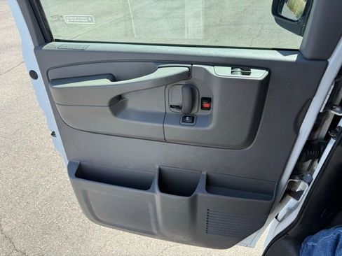 Used 2015 Chevrolet Express 2500 RWD image 18