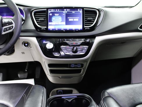 Used 2024 Chrysler Pacifica Touring-L image 19