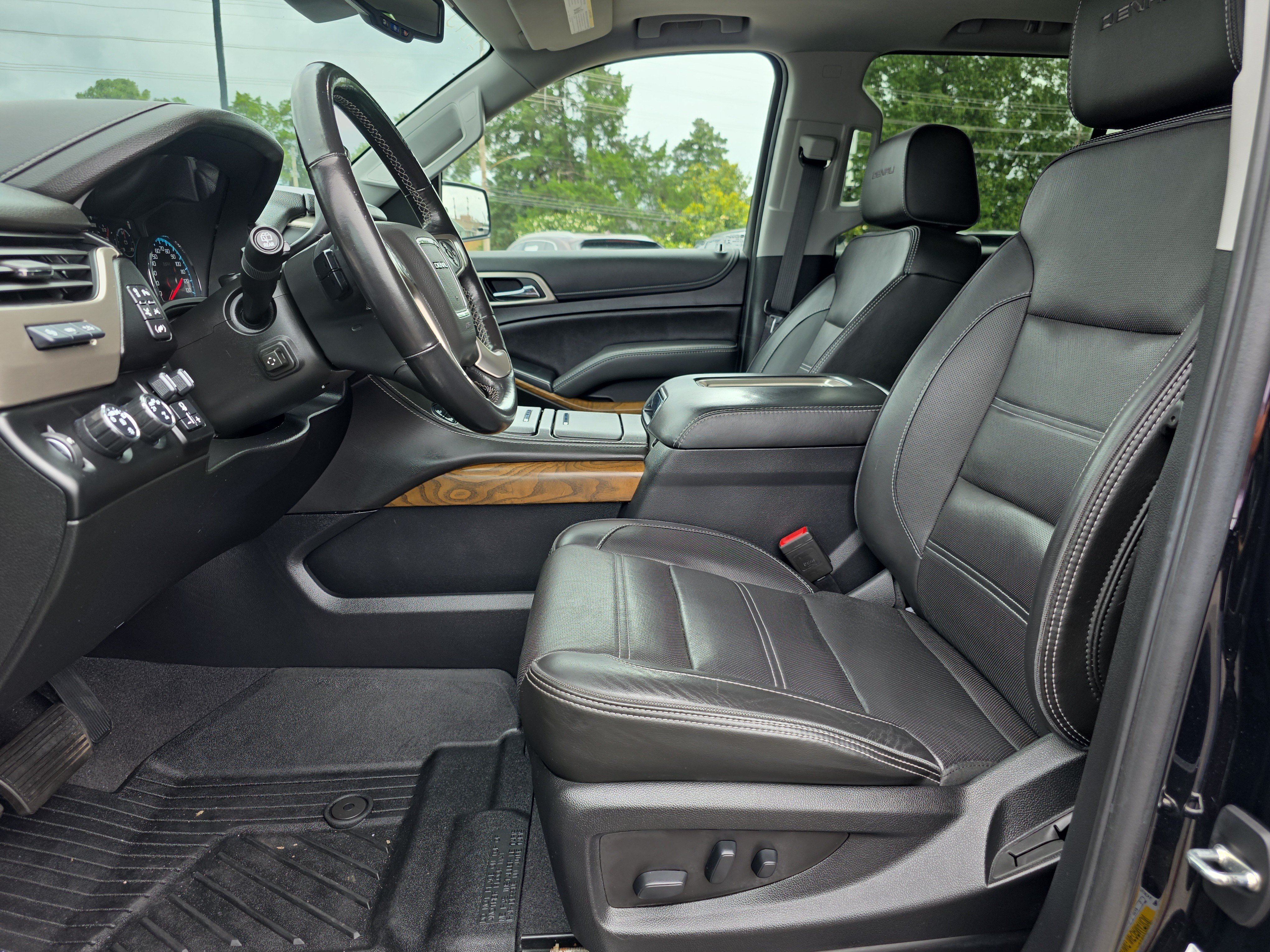 Used 2020 GMC Yukon Denali w/ Denali Premium Package AWD/4WD image 10