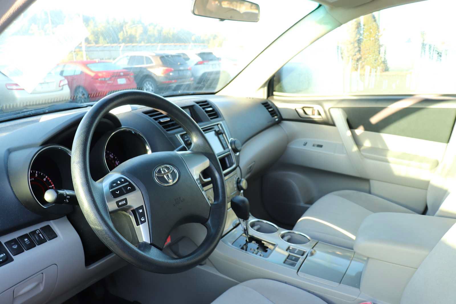 Used 2013 Toyota Highlander FWD w/ Cold Weather Pkg image 10