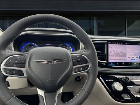 Used 2023 Chrysler Pacifica Touring-L image 3