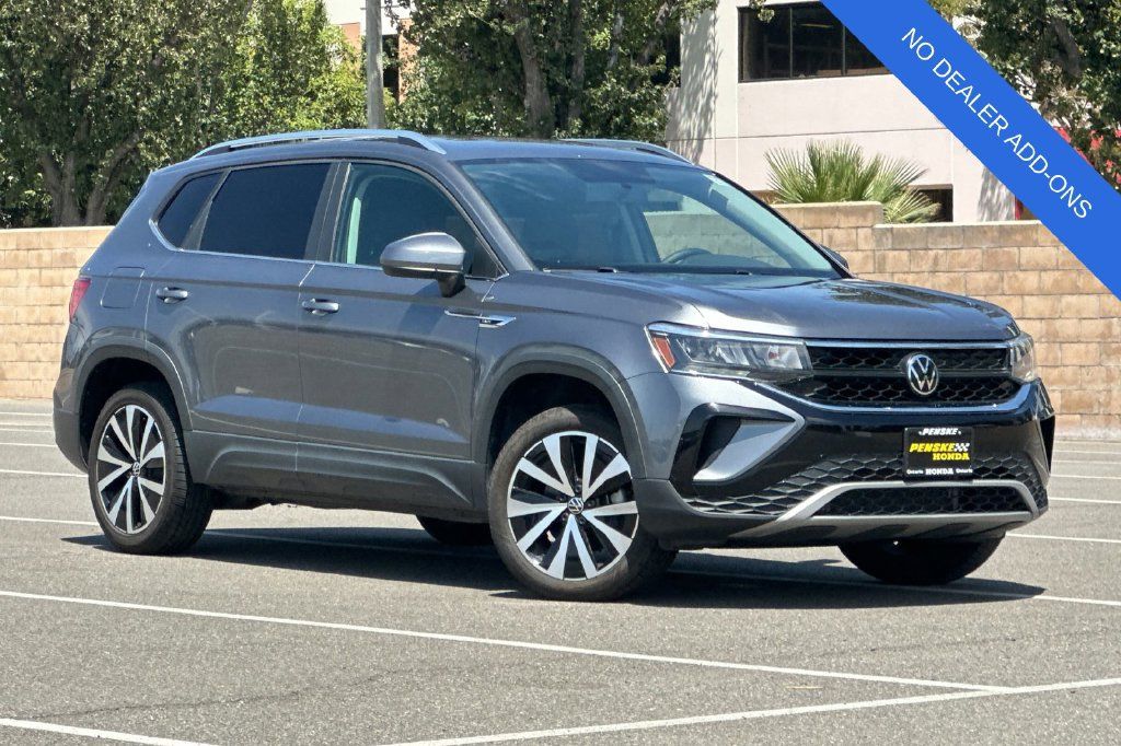 Used 2022 Volkswagen Taos SE FWD image 2