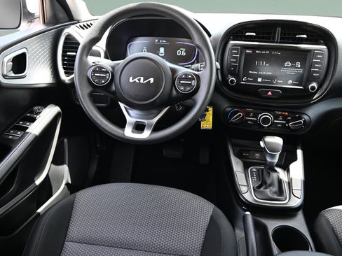 Used 2025 Kia Soul LX w/ LX Technology Package FWD image 10