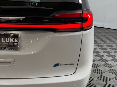 Used 2023 Chrysler Pacifica Pinnacle FWD image 14