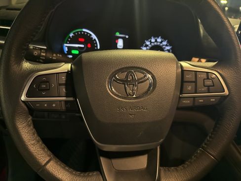 Used 2021 Toyota Sienna XLE image 4