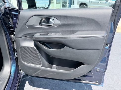 Used 2025 Chrysler Pacifica Select FWD image 33