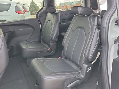 New 2026 Chrysler Pacifica Select image 14
