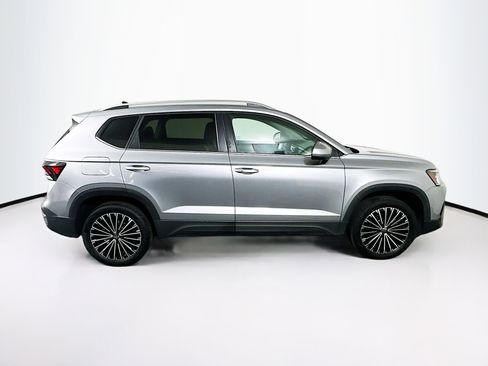 Used 2025 Volkswagen Taos SE FWD image 10