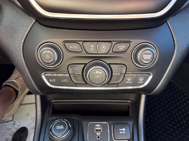 Used 2019 Jeep Cherokee Latitude Plus AWD/4WD image 16