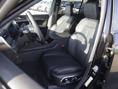 New 2022 Jeep Grand Cherokee Overland w/ Luxury Tech Group IV image 9