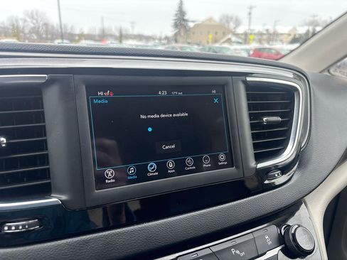 Used 2020 Chrysler Pacifica Touring-L image 20