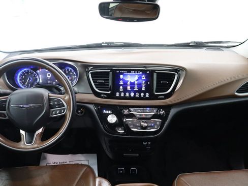 Used 2017 Chrysler Pacifica Limited FWD image 33