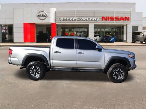 Used 2017 Toyota Tacoma TRD Off-Road w/ Tow Package image 2
