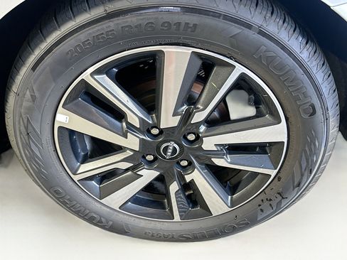 Used 2024 Nissan Versa SV FWD image 11