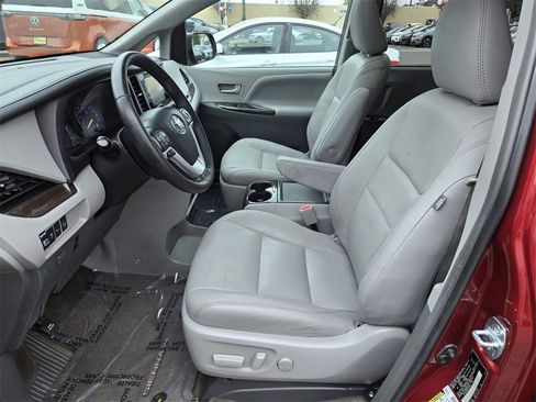 Used 2017 Toyota Sienna XLE image 18
