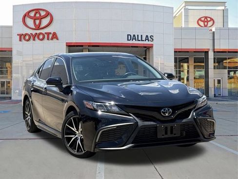 Used 2022 Toyota Camry SE FWD image 1