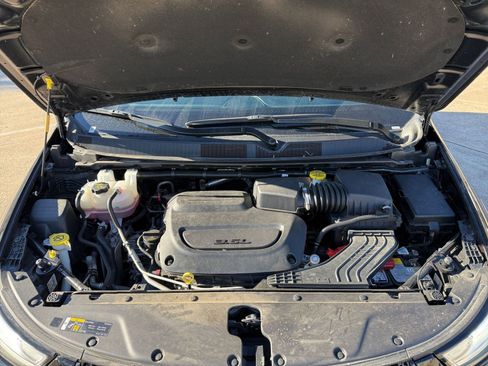 Used 2025 Chrysler Pacifica Limited image 38