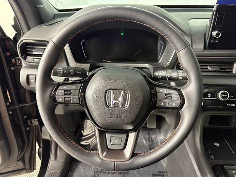 Used 2025 Honda Pilot TrailSport image 15