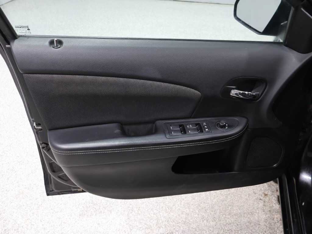 Used 2014 Dodge Avenger SE FWD image 12