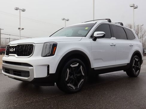 Used 2024 Kia Telluride EX w/ EX Captain's Chair Package image 8