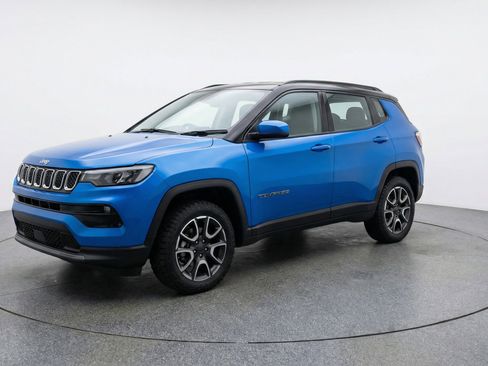 Used 2025 Jeep Compass Trailhawk image 3