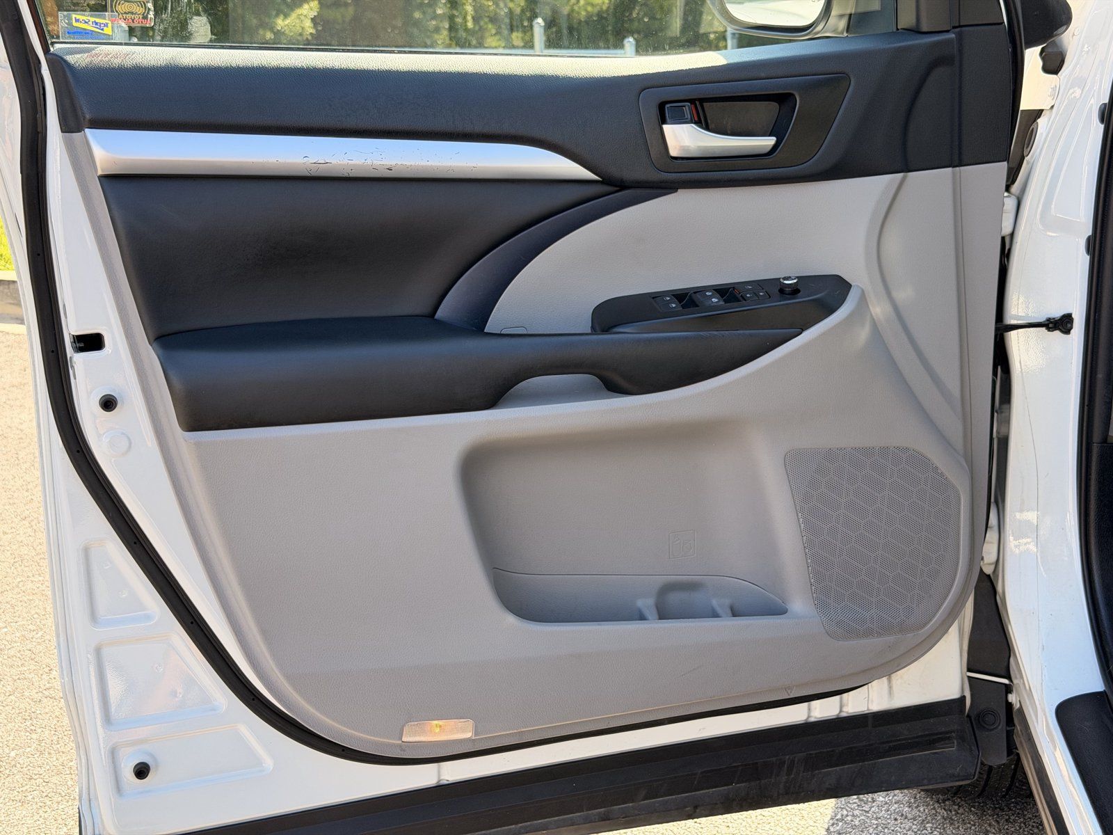 Used 2019 Toyota Highlander XLE FWD image 16