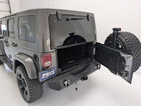 Used 2017 Jeep Wrangler Unlimited Sahara w/ Connectivity Group AWD/4WD image 6