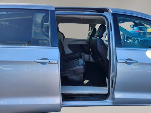 Used 2024 Chrysler Pacifica Touring-L FWD image 32