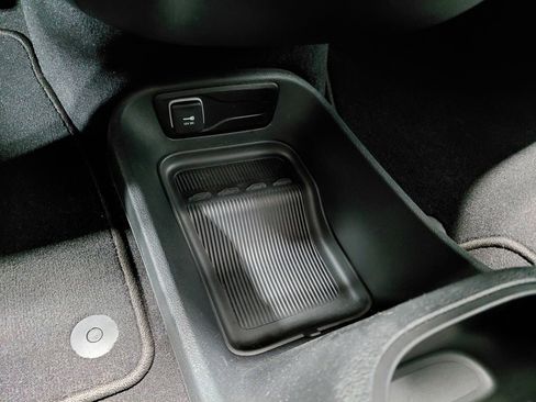 Used 2025 Chrysler Pacifica Select image 29