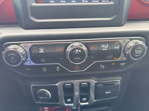 Used 2021 Jeep Wrangler Rubicon w/ LED Lighting Group AWD/4WD image 17