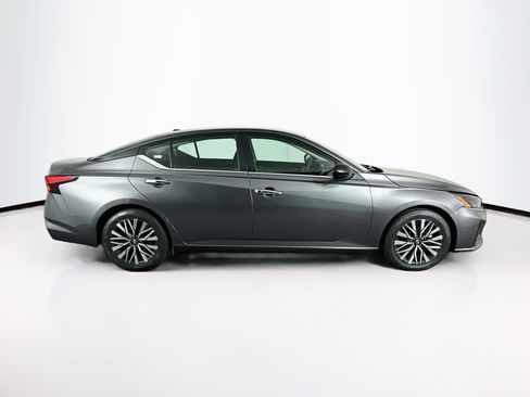 Used 2025 Nissan Altima 2.5 SV FWD image 10