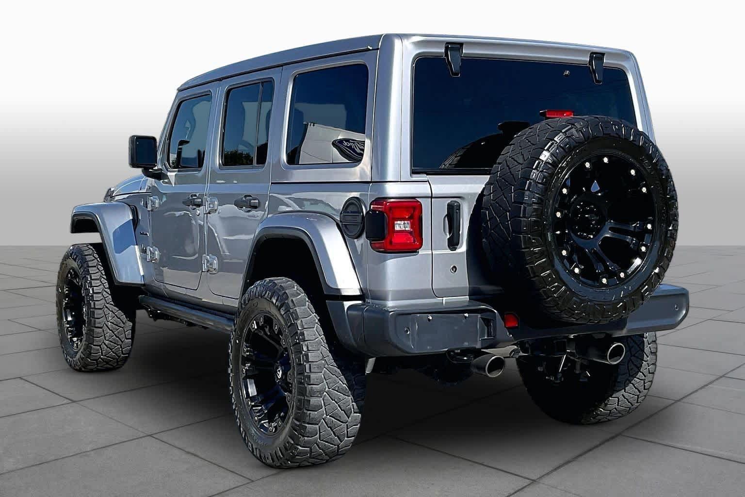Used 2018 Jeep Wrangler Unlimited Sahara AWD/4WD image 12