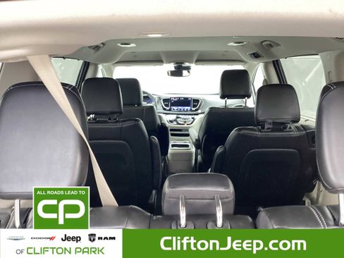 Certified 2024 Chrysler Pacifica Touring-L image 10