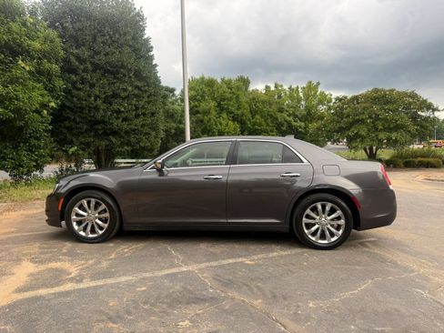 Used 2018 Chrysler 300 Limited AWD/4WD image 4