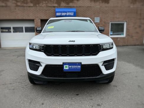 Used 2025 Jeep Grand Cherokee Altitude image 2