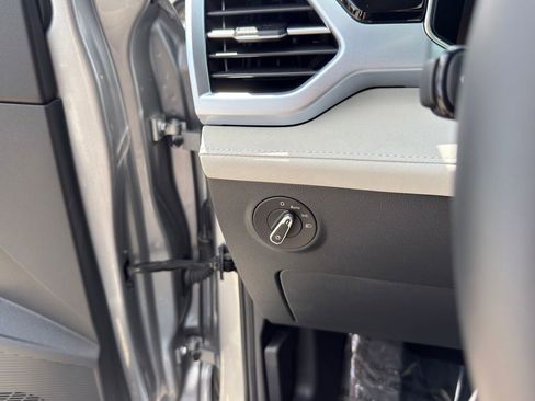 New 2025 Volkswagen Taos SE FWD image 22