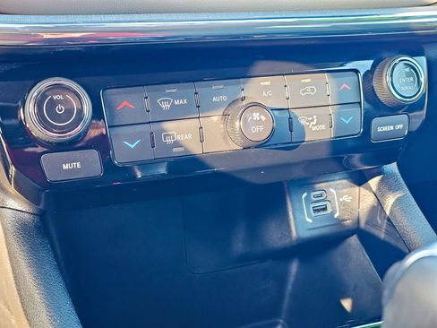 Certified 2022 Jeep Compass Limited image 24