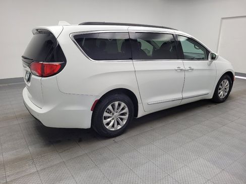 Used 2017 Chrysler Pacifica Touring-L image 10