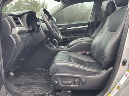 Used 2019 Toyota Highlander XLE image 14